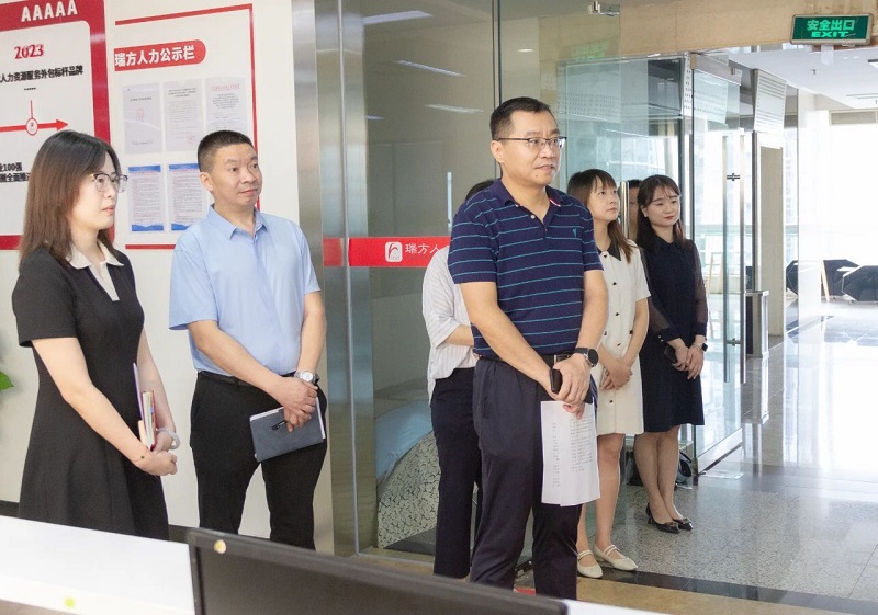 成都市人社局黨組成員、副局長亓國榮一行蒞臨瑞方人力考察調(diào)研 第1張